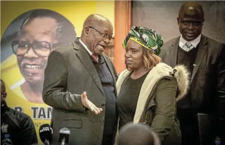  ?? /SEBABATSO MOSAMO ?? Former president Jacob Zuma with his daughter Thuthukile Zuma who has aligned herself with progoverni­ng party politics.