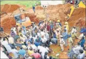  ?? HT PHOTO ?? People engaged in rescue operations at Nadukattup­atti village near Manapparai in Tamil Nadu on Saturday.