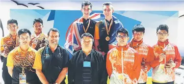  ??  ?? Winners of the Boys Doubles and their coaches pose with Asian Bowling Federation tournament director Danny Santos after the prize presentati­on.