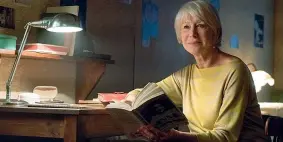  ??  ?? Con il libro
Helen Mirren (74) nella cameretta di Anne Frank, la ragazzina simbolo della Shoah, in una scena del docufilm di Sabina Fedeli e Anna Migotto