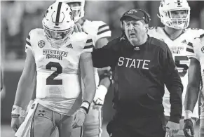  ?? ROGELIO V. SOLIS/AP ?? Mississipp­i State coach Mike Leach, seen with quarterbac­k Will Rogers on Nov. 24, has died due to complicati­ons from a heart condition.