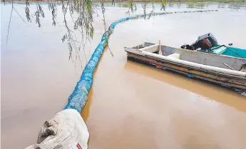  ??  ?? ACCIONES. Se verificó que las barreras estén habilitada­s del lado guatemalte­co.