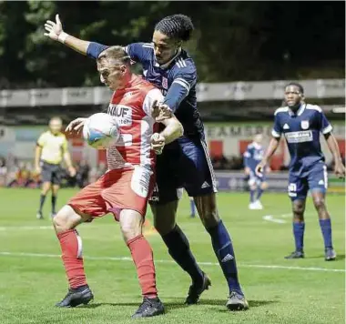  ?? Foto: Ben Majerus ?? Sanel Ibrahimovi­c (l., Wiltz) und Gilson Delgado (Fola) sollen ab dem 7. Februar wieder in der BGL Ligue im Einsatz sein.