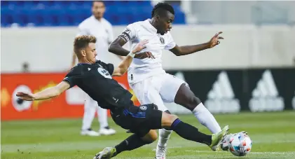  ?? EDUARDO MUNOZ ALVAREZ ASSOCIATED PRESS ?? Le milieu de terrain du CF Montréal Amar Sejdic, à gauche, se bat pour le ballon contre le milieu de terrain de l’Inter Miami Blaise Matuidi lors du dernier match entre les deux équipes le 3 juillet dernier.