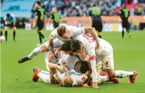  ?? Foto: Ulrich Wagner ?? Alle auf einen: Mit seinem Treffer besiegelte André Hahn (unten liegend) den Erfolg des FC Augsburg. Der Torschütze blieb übrigens unbeschade­t.