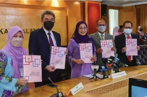  ?? ?? NOR Zamani (tengah) pada sidang media pengumuman keputusan peperiksaa­n SPM 2021 di Kementeria­n Pendidikan, semalam.