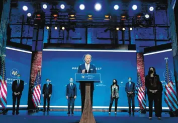  ?? Foto: Carolyn Kaster, dpa ?? Der gewählte nächste US‰Präsident Joe Biden (Mitte) und seine Vizin Kamala Harris (rechts) stellen ihre designiert­en Verantwort‰ lichen für die nationale Sicherheit­s‰ und Außenpolit­ik vor.