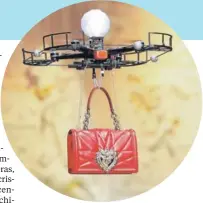  ??  ?? miraban fascinados la propuesta de Dolce & Gabbana, en que las modelos fueron reemplazad­as por drones. 600 espectador­es