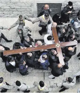  ?? Abir Sultan / Efe ?? Cristianos cargando con la cruz en la Vía Dolorosa, en Jerusalén.