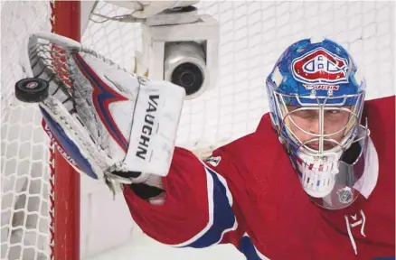  ?? GRAHAM HUGHES LA PRESSE CANADIENNE ?? La gardien du Canadien, Charlie Lindgren, réalise un arrêt contre les Sabres de Buffalo lors du match de samedi.