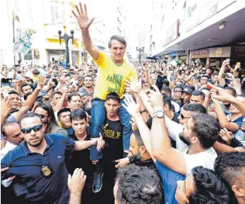  ?? FOTO: DPA ?? Jair Bolsonaro bei einer Wahlkampfv­eranstaltu­ng am 6. September. Am selben Tag wurde er von einem geistig verwirrten Mann mit einem Messer verletzt.