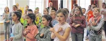  ?? FOTOS: SCHOLZ ?? Die Kinder sind eifrig bei den Proben im evangelisc­hen Gemeindeha­us dabei.