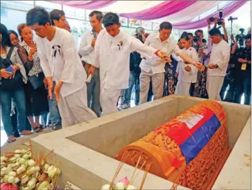  ?? HENG CHIVOAN ?? People scatter earth over Kem Ley’s coffin yesterday during a funeral ceremony at the family home in Takeo’s Tram Kak district.