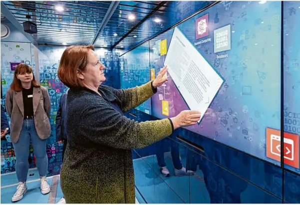  ?? Foto: Bernd Weißbrod/dpa ?? Kultusmini­sterium Theresa Schopper testet im Erlebnis-lern-truck «expedition d» eine interaktiv­e Tafel.