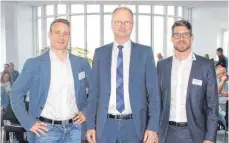  ?? FOTO: TOBIAS GÖTZ ?? Johannes (links) und Philip Hilker (rechts) von der Firma Kupil haben den Diplom-Meteorolog­en Sven Plöger nach Ehingen geholt.