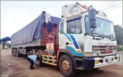  ?? MINISTRY OF PUBLIC WORKS ?? Authoritie­s inspect a heavy truck on the roadside in Battambang province in 2019.