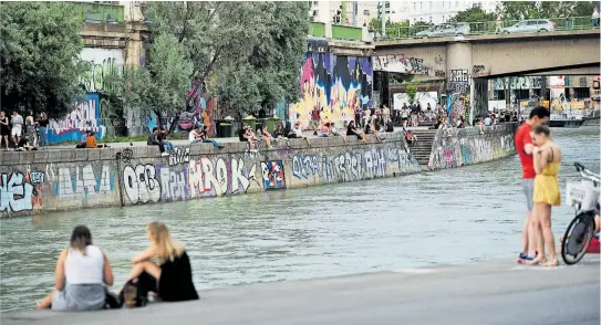  ?? [ Clemens Fabry ] ?? Ein Sommer ohne Corona-Sorgen? Ganz ohne Abstandhal­ten wird es auch heuer nicht gehen. Der Donaukanal könnte noch einmal zum Großtreff werden.