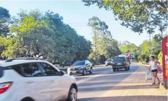  ?? ?? Los vehículos se desplazan a alta velocidad en las calles y avenidas de la villa del lago. A pesar de la masiva presencia de turistas, no se implementó algún plan de seguridad.