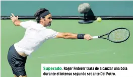  ??  ?? Superado. Roger Federer trata de alcanzar una bola durante el intenso segundo set ante Del Potro.
