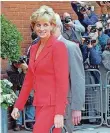  ??  ?? Nach ihrer Trennung von Prinz Charles präsentier­te sich Diana als selbstbewu­sste Frau. Das unterstric­h sie auch durch dieses knallrote Kostüm.