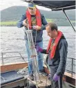  ?? FOTOS: UNIVERSITÄ­T OTAGO /DPA ?? Ein internatio­nales Forscherte­am um den neuseeländ­ischen Professor Neil Gemmell (links) von der Universitä­t von Otago nimmt Wasserprob­en aus dem Loch Ness. Bislang ist das Ungeheuer aber nicht mehr als eine Legende – für Touristen hat man neben dem...