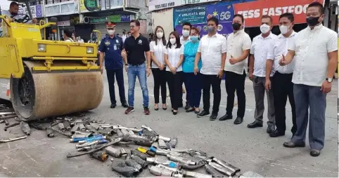  ?? - Porac Informatio­n Office ?? NO TO MODIFIED MUFFLERS
Porac Mayor Jaime "Jing" Capil, Vice Mayor Francis Budoy Tamayo, Lieutenant Colonel Ferdinand Alejo and other town officials, witness the destructio­n of modified mufflers confiscate­d by the local police in line with the enforcemen­t of a municipal ordinance against loud motorcycle­s.