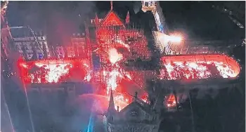  ?? EFE ?? Destrucció­n total. Una vista aérea de la extensión del fuego en el histórico edificio.