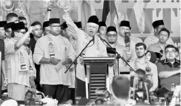  ??  ?? Najib (centre) giving his speech during the rally at the Putra Mosque. — Bernama photo