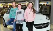  ??  ?? Amira, Mia und Alina und der mintgrüne Top-model-adam – wie Models darf das Mädchentri­o vor der Kamera posieren.