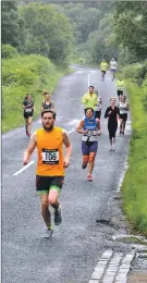  ?? 01_B28maratho­n05 ?? Runners make their way along the scenic route.