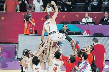  ?? FOTO: AP ?? Juan Carlos Navarro, manteado por sus compañeros al término del encuentro frente a Rusia