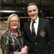  ??  ?? Leas- Cathaoirle­ach Rosaleen O’Grady welcomes Des Cosgrove, Sligo Rugby Club President.