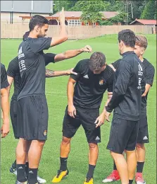  ?? FOTOS: A. L. ?? Las bromas no faltaron en las dos sesiones de entrenamie­nto llevadas a cabo ayer en Ermelo y donde Eusebio terminó de preparar el partido amistoso que hoy le enfrentará al VVV Venlo