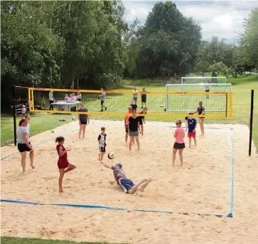  ?? FOTO: ANDREAS BAYER ?? Nach der Übergabe wurde gespielt: Wie es beabsichti­gt war, fanden sich gemischte Teams zur Fair-play-begegnung zusammen. Hier legt sich Bürgermeis­ter Stefan Jakubek in den Sand, um einen Punkt zu retten.