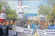  ?? HT PHOTO ?? Members of the Valmiki Samaj burn Shilpa Shetty and Salman Khan’s effigies in Udaipur on Friday.