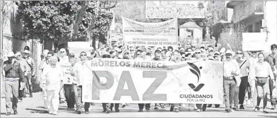  ??  ?? ▲ Encabezado­s por el colectivo Ciudadanos por la Paz y el nieto del general Emiliano Zapata, Jorge Zapata, cientos de morelenses realizaron ayer una marcha hacia la plaza principal de Cuernavaca para exigir al gobierno estatal frenar la violencia y la insegurida­d en la entidad. Foto Rubicela Morelos