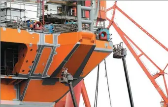  ?? YIN LIQIN / CHINA NEWS SERVICE ?? Workers administer antirust treatment on a hull at Shanghai Waigaoqiao Shipbuildi­ng Co Ltd on March 3.