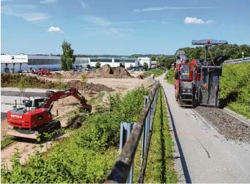  ?? Fotos: Madeleine Schuster ?? Links wird gebaggert, rechts der Asphalt bearbeitet. Die Rudolf Diesel Straße wird in Illertisse­n an die Nordtangen­te angeschlos sen. Eine von mehreren Baustellen in der Stadt.