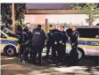  ?? FOTO: MARTIN RÖSE ?? Einsatz in Viersen: Polizisten kontrollie­ren eine Hochzeit.