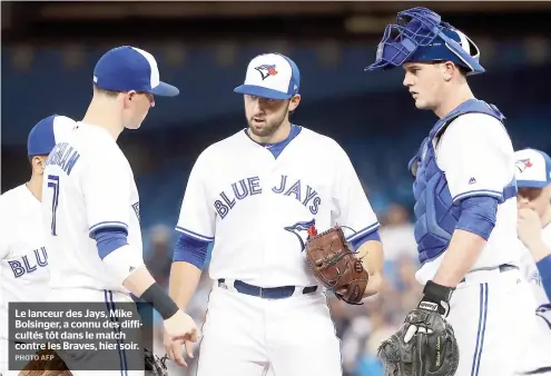  ??  ?? Le lanceur des Jays, Mike Bolsinger, a connu des difficulté­s tôt dans le match contre les Braves, hier soir.