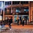  ?? FOTO: GERHARD BERGER ?? Polizeiein­satz in der McDonald`s Filiale am Wehrhahn.