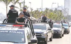  ??  ?? Según revisión del Ejército al área de Seguridad Pública del puerto, de mil 309 policías municipale­s sólo 674 cuentan con aprobación vigente.