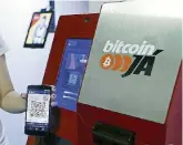  ?? Ansa ?? Gli Atm Sopra, un bancomat per bitcoin in Portogallo. In alto, il numero uno di Jp Morgan, Jamie Dimon