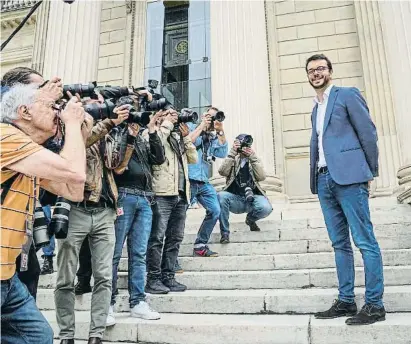  ?? MIchel Euler / AP ?? Arthur Delaporte, elegit diputat per la coalició Nupes, ahir davant de l’Assemblea Nacional