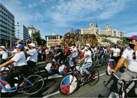  ?? ERNESTO MASTRASCUS­A / EFE ?? Les protestes a favor i en contra del règim han omplert els carrers de Cuba l’últim mes