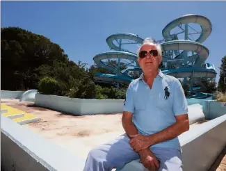  ?? (Photos Laurent Martinat) ?? Michel Moenner, directeur départemen­tal d’Aqualand, reste optimiste. Pour préparer la réouvertur­e, il a établi un protocole qui devra être accepté par le ministère, le préfet et le maire.