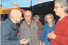  ??  ?? Beim Wahlforum war der Stand von Reimond Hoffmann eng umlagert.