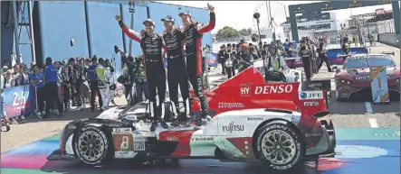  ?? Foto: efe ?? Buemi, Hartley y Hirakawa celebran su victoria de ayer en las 24 Horas de Le Mans encima de su toyota GR010 Hybrid #8