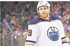  ?? FOTO: AP ?? Er ist der wertvollst­e Spieler in der besten Eishockey-liga der Welt:
Der Kölner Leon Draisaitl - hier bei einem Spiel seiner Edmonton Oilers.