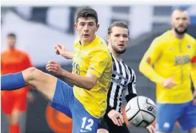  ?? Steve Bond/Pinnacle ?? > Torquay’s Adam Randell clears the danger at Notts County